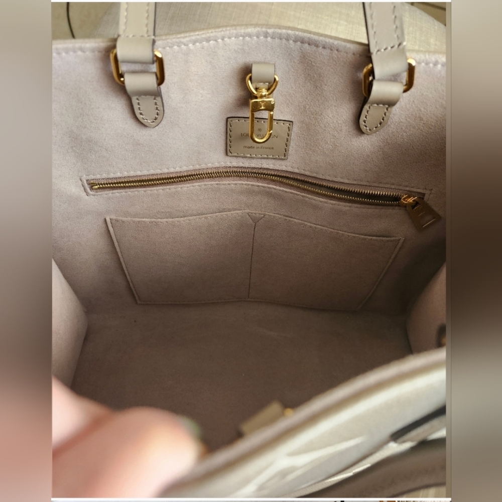 Louis Vuitton Giant Monogram Empreinte Tourterelle Onthego MM - Picture 3 of 15